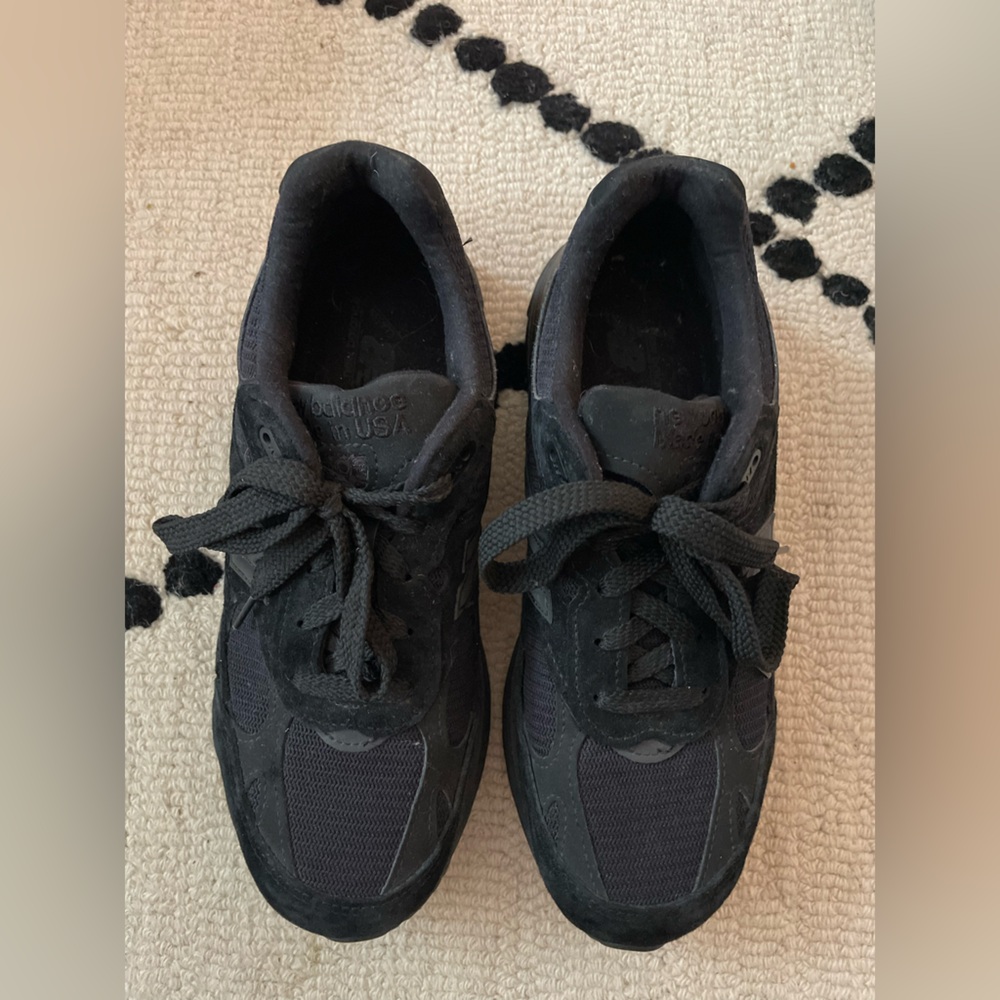 Women’s triple black NB’s